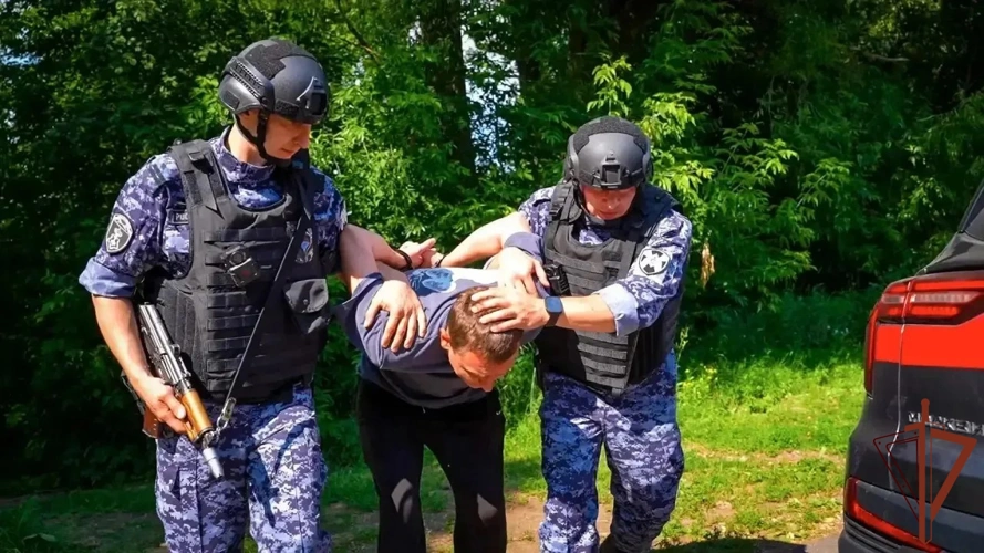 Сотрудники вневедомственной охраны Росгвардии провели учения по пресечению диверсии на водоохранном объекте в Москве (видео)