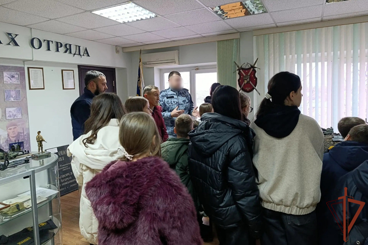 Дни открытых дверей и патриотические акции организовали росгвардейцы для юных жителей Урала (видео)
