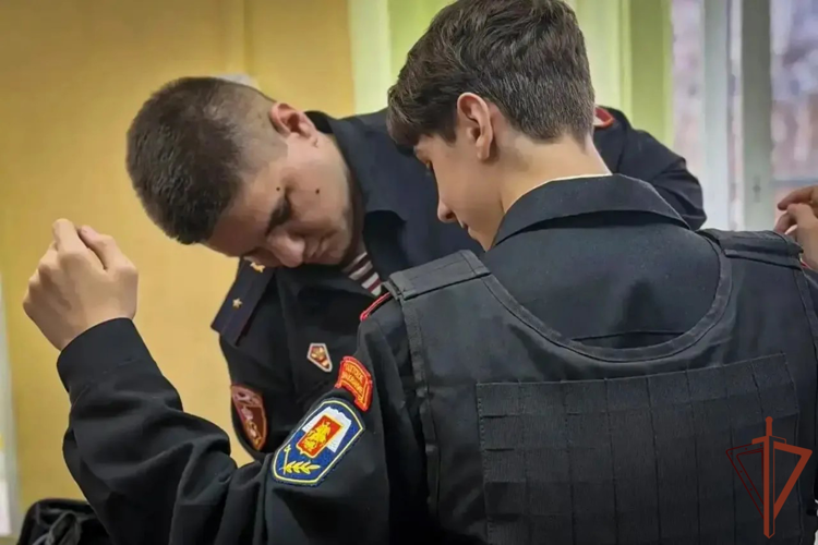 В Москве росгвардейцы провели урок мужества для подшефных кадет