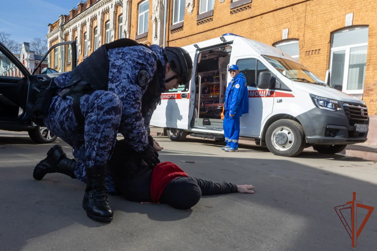 Сотрудники Росгвардии провели тактико-специальную тренировку с участием бригад скорой помощи в Москве (видео)
