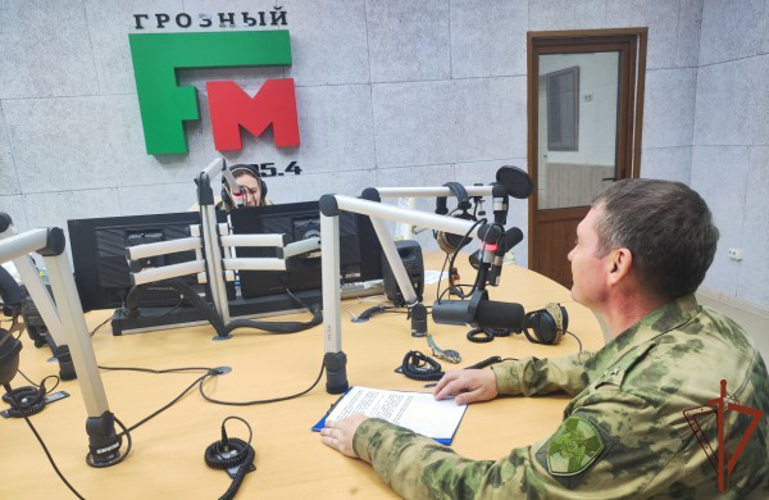Военнослужащий Росгвардии выступил на региональном радио в Чеченской Республике