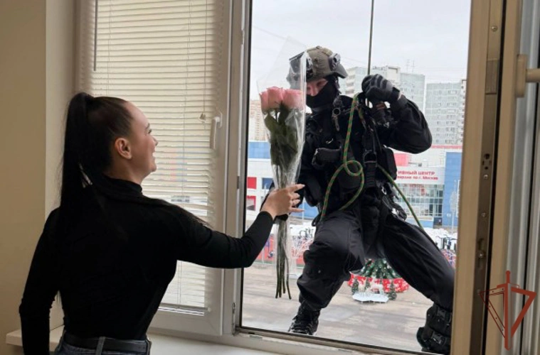 8 Марта стучится в окна: столичные спецназовцы Росгвардии необычным образом поздравили женщин-коллег (видео)