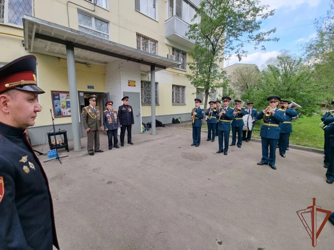 Акцию «Парад у дома ветерана» провели военнослужащие столичного соединения по охране общественного порядка