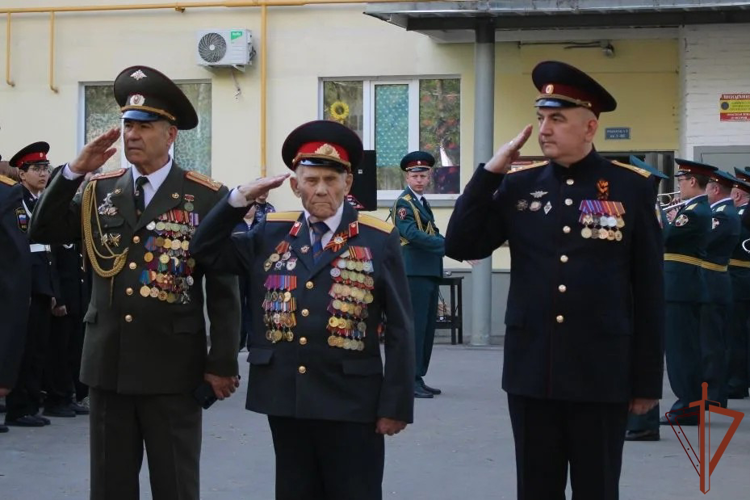 Акцию «Парад у дома ветерана» провели военнослужащие столичного соединения по охране общественного порядка
