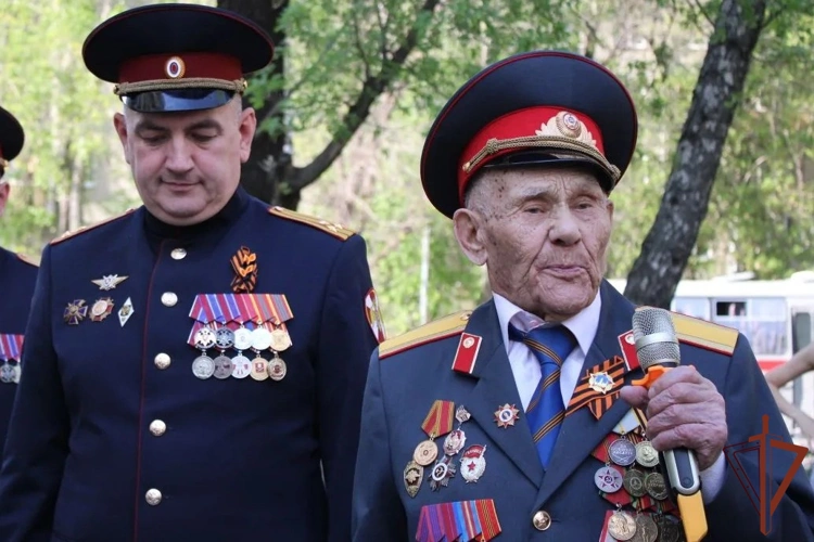 Акцию «Парад у дома ветерана» провели военнослужащие столичного соединения по охране общественного порядка