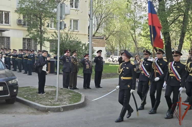 Акцию «Парад у дома ветерана» провели военнослужащие столичного соединения по охране общественного порядка