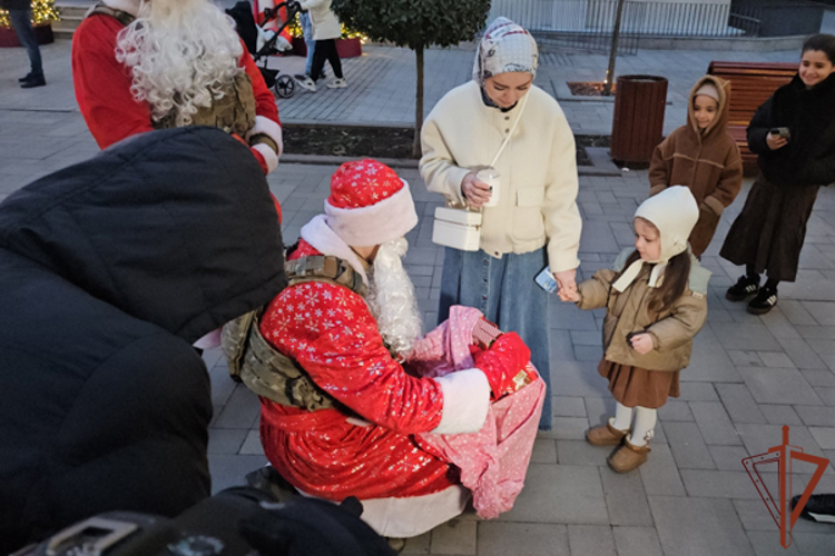 Дед мороз специального назначения устроил новогодний праздник для детей в Грозном