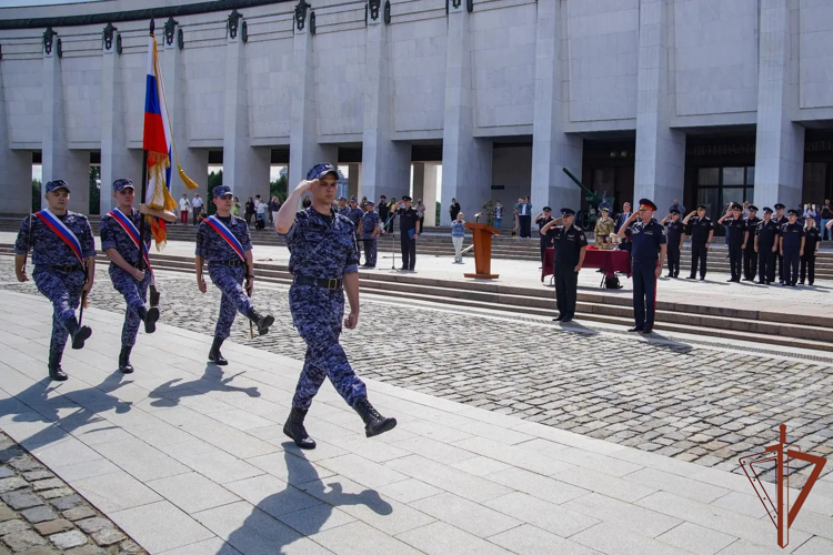В Москве прошёл выпуск сотрудников вневедомственной охраны Росгвардии (видео)