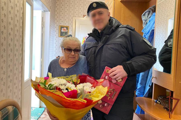 Сотрудники и военнослужащие Северо-Западного округа Росгвардии поздравили с Международным женским днем матерей и вдов погибших при исполнении служебного долга