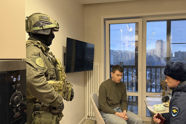 В Новосибирске при силовой поддержке СОБР Росгвардии задержаны подозреваемые в мошенничестве (видео)