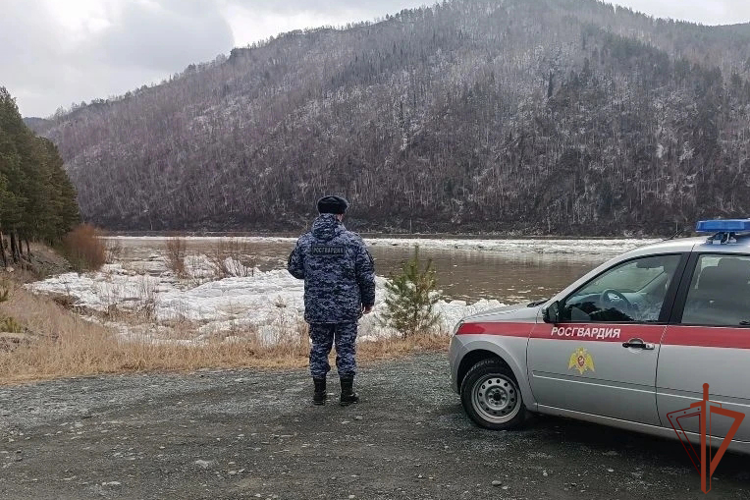 В Республике Хакасия Росгвардия обеспечивает общественную безопасность в районах паводка