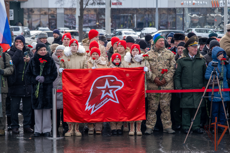 Командующий Уральским округом Росгвардии почтил память воинов легендарного добровольческого танкового корпуса