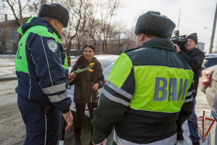Росгвардейцы поздравили женщин Сибири с Международным женским днём