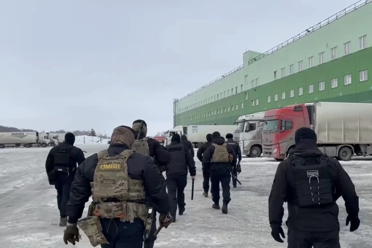В Новосибирске при участии спецназа Росгвардии проходят мероприятия по проверке соблюдения миграционного законодательства (видео)