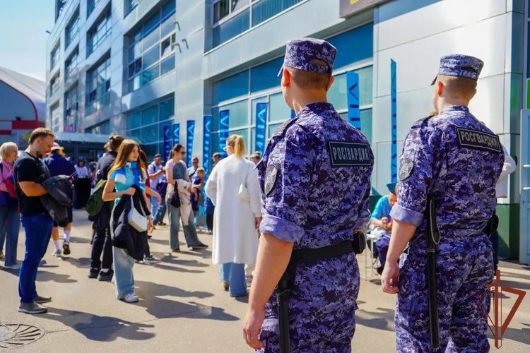 В Подмосковье росгвардейцы обеспечили правопорядок на футбольном матче Российской премьер-лиги (видео)
