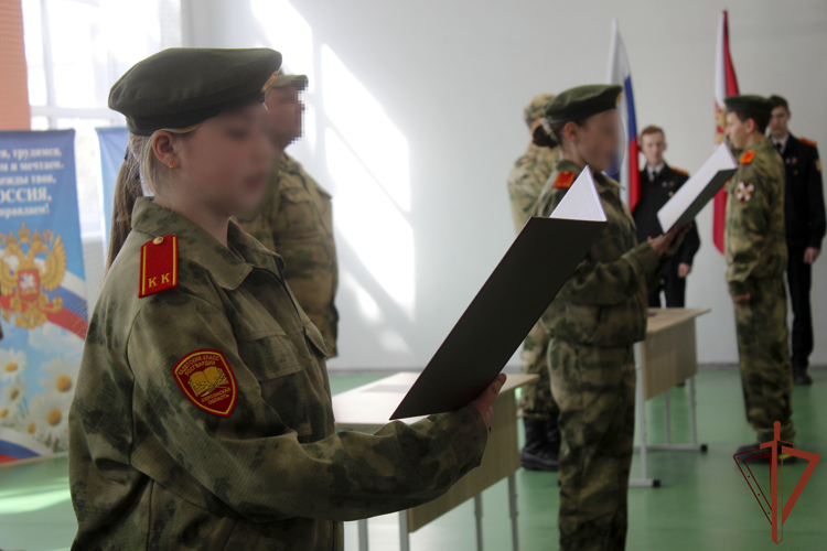 В Херсонской области воспитанники подшефного класса Росгвардии дали торжественную клятву