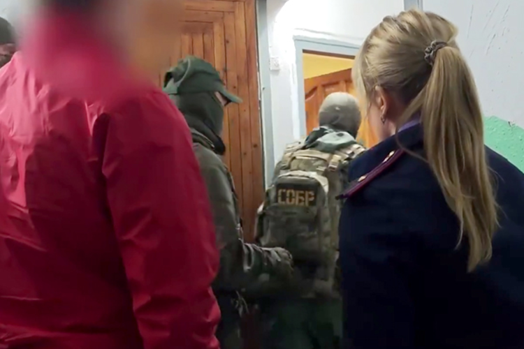 При силовой поддержке СОБР Росгвардии на Сахалине проведены обыски по делу о незаконной миграции