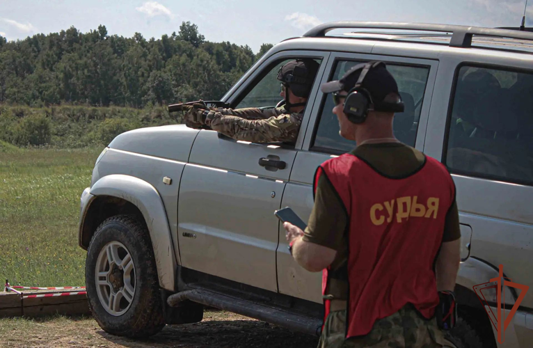 Шесть сотрудников Центрального округа Росгвардии прошли испытания на знак отличия полицейского спецназа (видео)