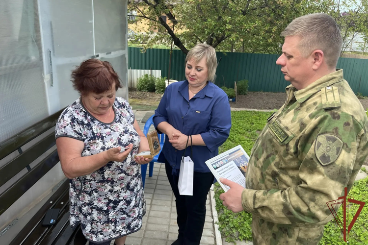 В Брянске семьям погибших сотрудников и военнослужащих войск правопорядка вручили памятные жетоны