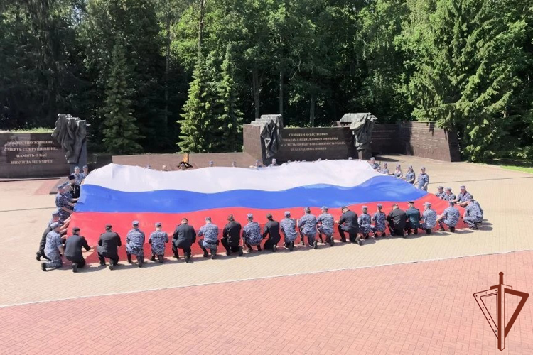 В Брянске росгвардейцы провели патриотическую акцию ко Дню России