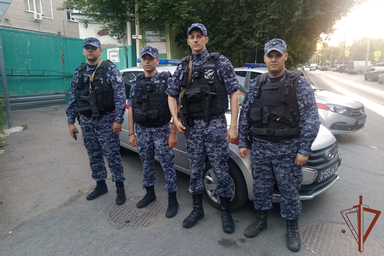 Более 30 жителей эвакуировали сотрудники Росгвардии при пожаре в Новосибирске