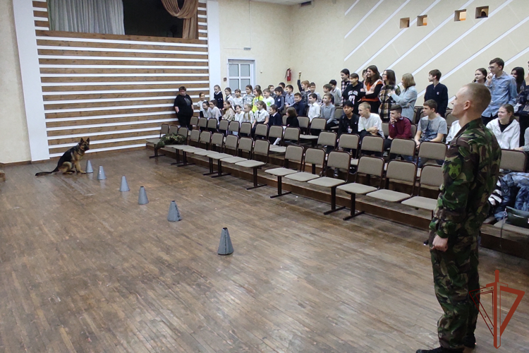 С особенностями службы познакомили детей росгвардейцы в регионах Сибири