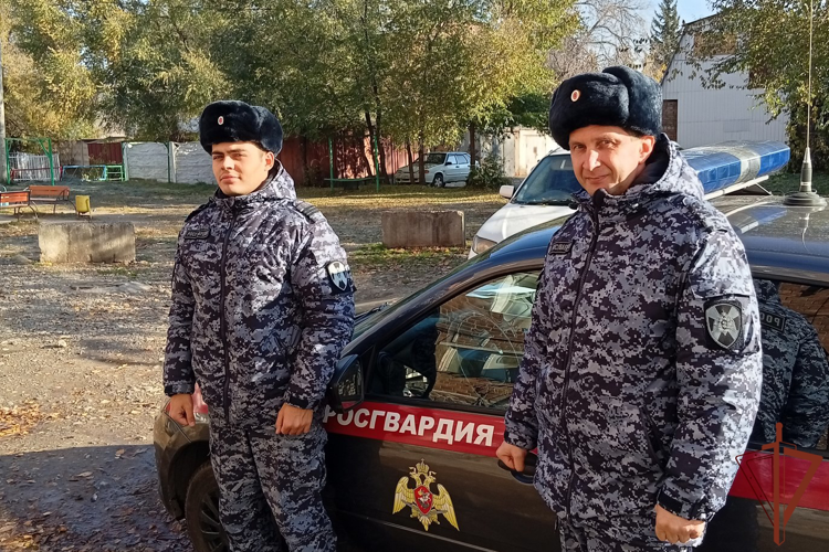 Росгвардейцы разыскали потерявшегося ребенка и вернули его родителям в Республике Хакасия