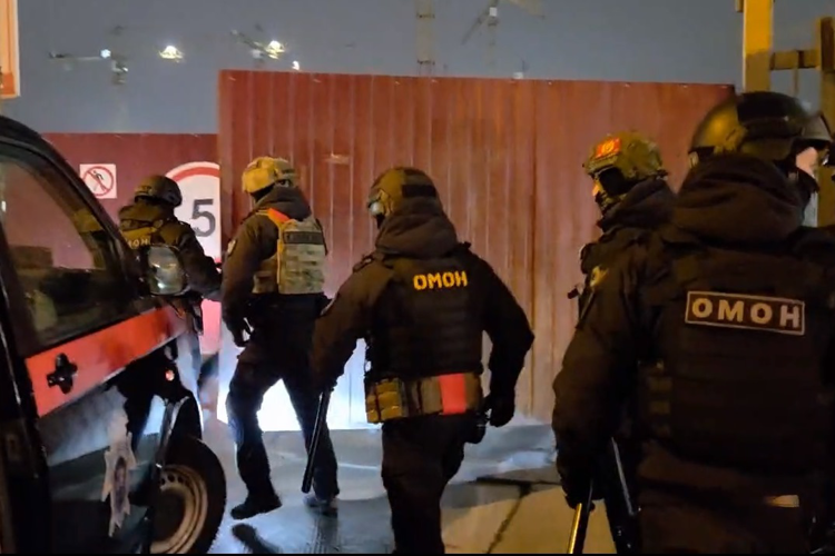 В Санкт-Петербурге сотрудники ОМОН Росгвардии оказали содействие в проведении рейда