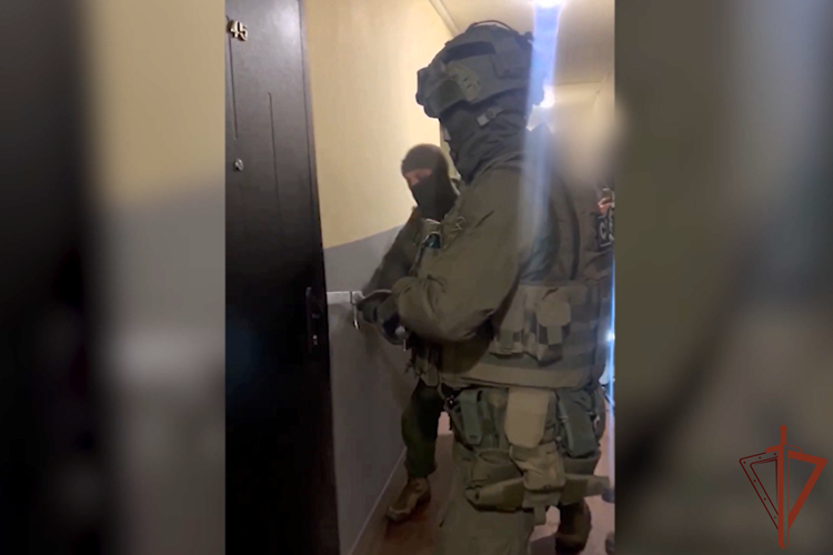 В Хабаровске сотрудники Росгвардии оказали силовую поддержку при задержании подозреваемого в серии мошенничеств