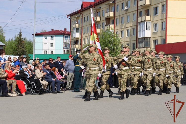 Кинологи Уральского округа Росгвардии в Тюменской области поздравили персональным парадом участника Великой Отечественной войны