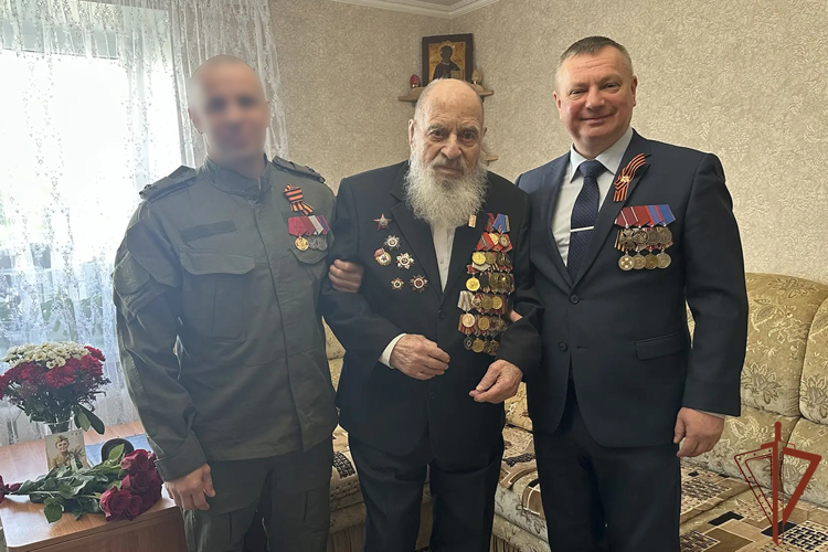 Офицеры и ветераны СОБР Росгвардии в Тюмени поздравили с Днём Победы участника Великой Отечественной войны