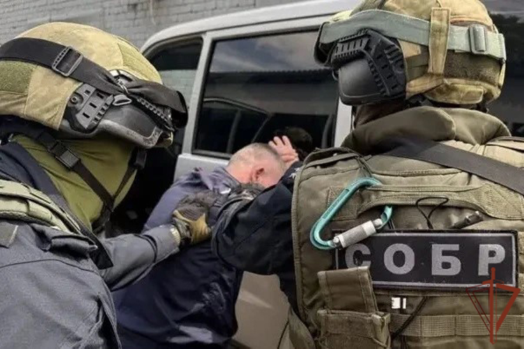 При силовой поддержке СОБР Росгвардии в Новосибирске задержан подозреваемый в вымогательстве (видео)