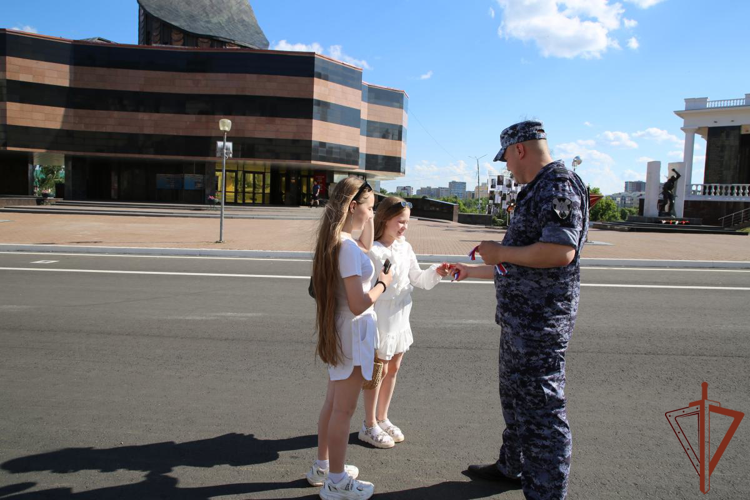 В Мордовии росгвардейцы присоединились к всероссийской акции «Российский триколор» (видео)