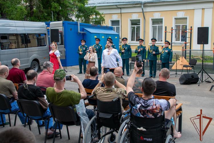 Ансамбль песни и пляски Северо-Западного округа Росгвардии поздравил раненых участников СВО с Днём России