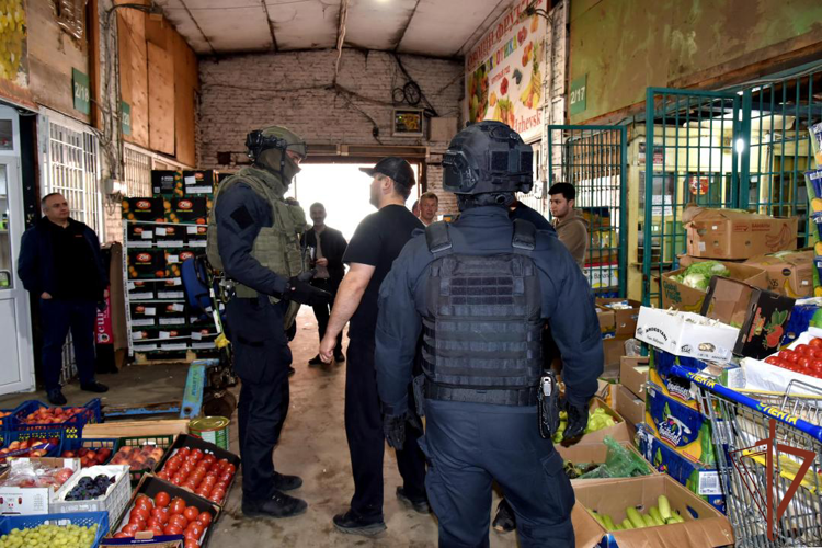При содействии спецназа Росгвардии проведена профилактическая операция «Нелегал» в Удмуртии (видео)