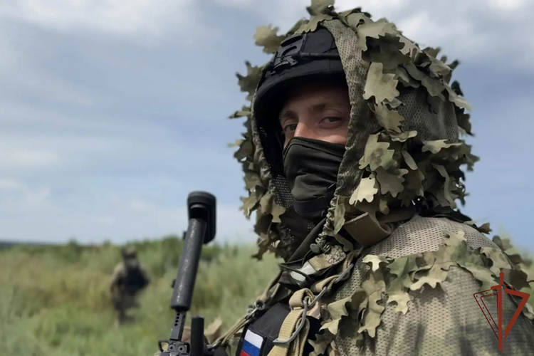 Спецназ Росгвардии провел комплексную тренировку в полевых условиях в Тюменской области (видео)