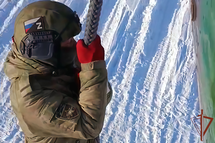 Военнослужащие отряда специального назначения «Ермак» Росгвардии отработали навыки беспарашютного десантирования с вертолета