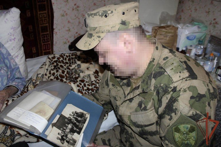 В Херсонской области росгвардейцы поздравили тружениц тыла с Международным женским днем