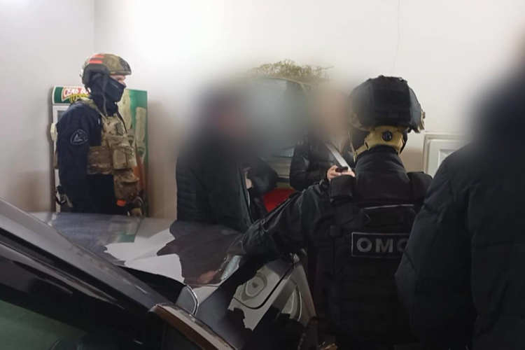 В Новосибирске при силовой поддержке ОМОН Росгвардии задержан председатель общественной организации, подозреваемый в коммерческом подкупе