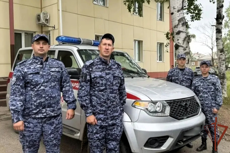 В Хабаровском крае сотрудники Росгвардии оказали помощь женщине, потерявшей сознание во время массового мероприятия
