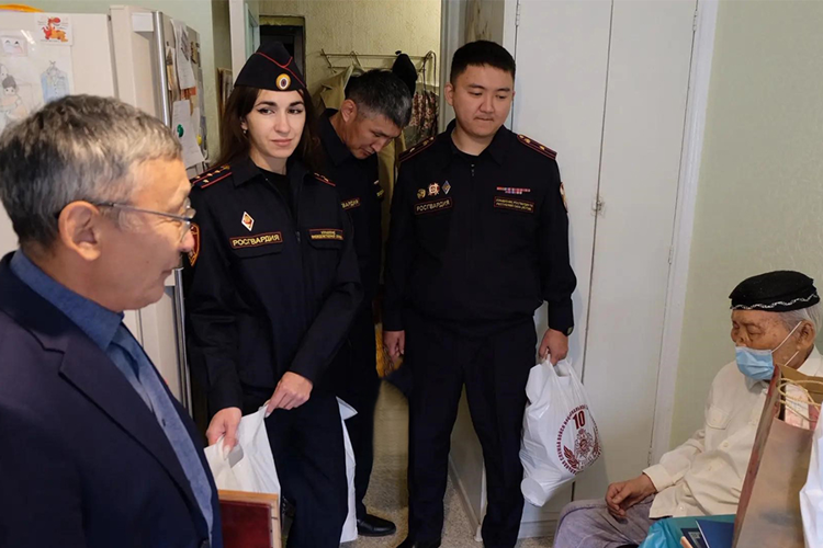 В Якутске в день 104-летия росгвардейцы поздравили ветерана Великой Отечественной войны Семена Колтовского