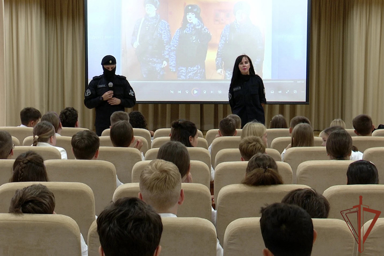 На Урале росгвардейцы провели для молодежи серию патриотических и профилактических мероприятий (видео)