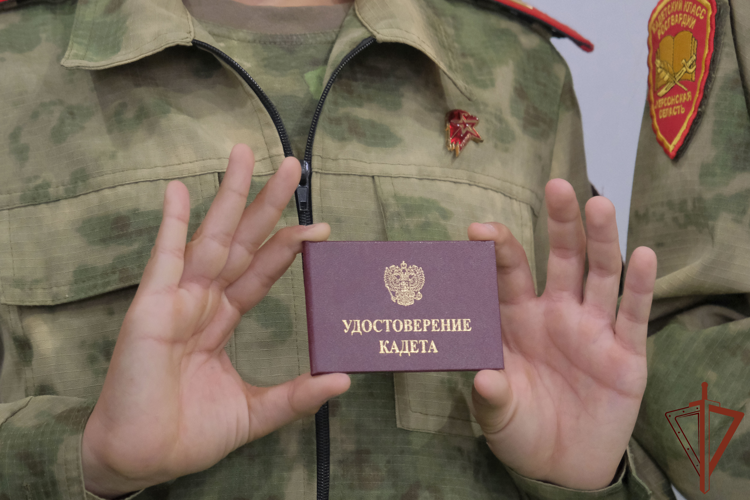 В Херсонской области росгвардейцы вручили удостоверения кадета воспитанникам подшефного класса