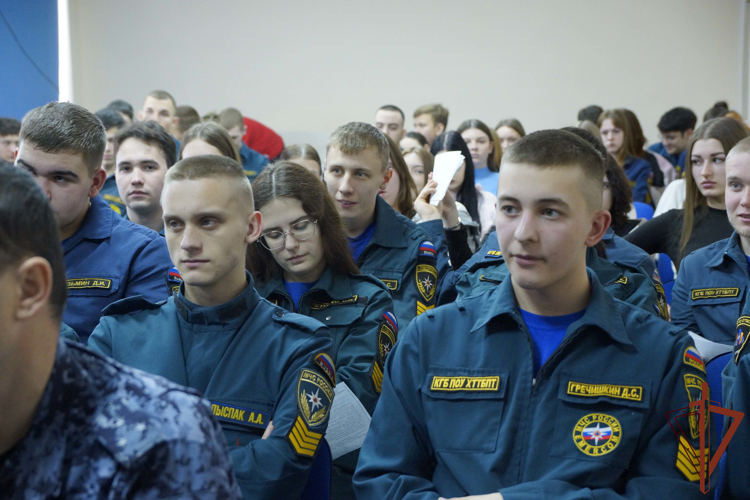 На Дальнем Востоке росгвардейцы провели со студентами профориентационные встречи