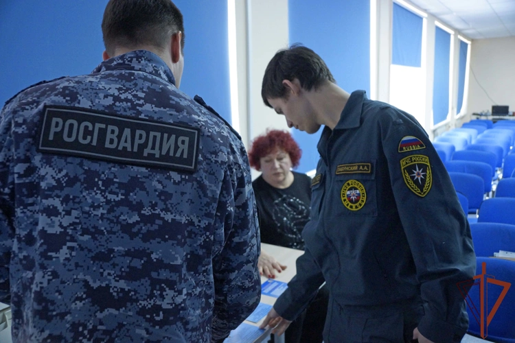 На Дальнем Востоке росгвардейцы провели со студентами профориентационные встречи