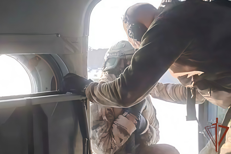 Военнослужащие отряда специального назначения «Ермак» Росгвардии отработали навыки беспарашютного десантирования с вертолета