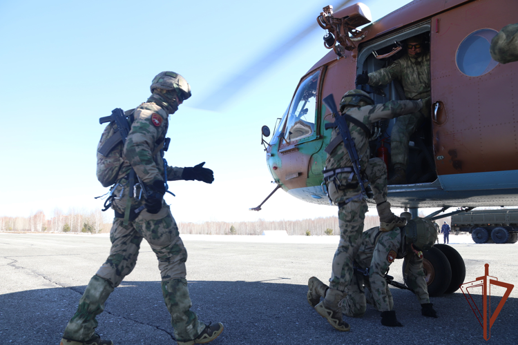 Курсанты Новосибирского военного института Росгвардии отработали навыки беспарашютного десантирования