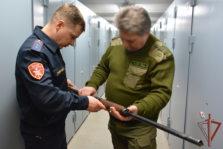 При содействии Росгвардии 200 единиц гладкоствольного оружия передано тюменским подразделениям в зону СВО