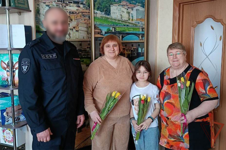 На Урале военнослужащие и сотрудники Росгвардии поздравили с весенним праздником матерей и вдов героев правопорядка