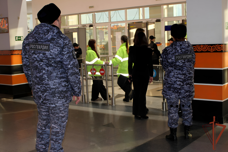 В Хабаровске росгвардейцы обеспечили правопорядок во время серии игр ХК «Амур»